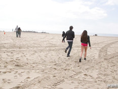 Симпатичная француженка отсосала член и дала отпердолить в анал