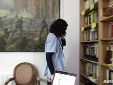 Очкастая библиотекарша оттрахана на рабочем столе после минета