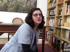 Очкастая библиотекарша оттрахана на рабочем столе после минета