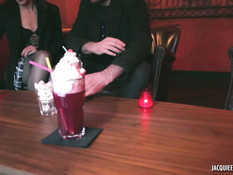 Мужчина отымел на кровати зрелую француженку и светловолосую мулатку