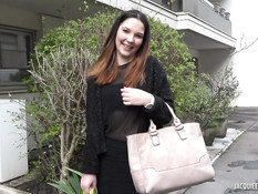 Миловидная француженка соглашается сняться в любительском порно