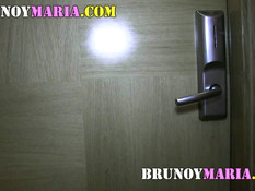 Голубоглазая испанская девчонка трахается на кровати с двумя парнями