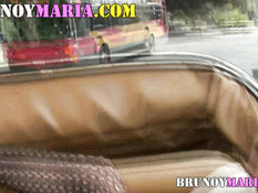 Блондинка сосала парню член в конном экипаже и ебалась раком в парке