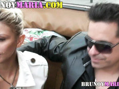 Блондинка сосала парню член в конном экипаже и ебалась раком в парке