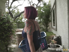 Татуированная лесбиянка притащила в дом девчонку и отымела страпоном