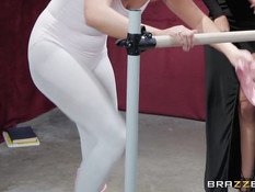 Сисястая наставница лесбиянка занимается любовью с молодой ученицей