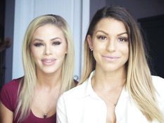 Страстная блондинка повалила подругу на кровать и стала лизать киску