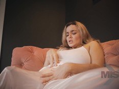 Сисястая блондинка обнаружила у себя член и отымела им рыжую подругу