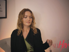 Зрелая лесбиянка занимается любовью с худой молодой подругой