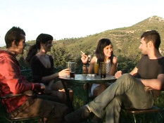 Две молодые пары занимаются свинг сексом во время отдыха в горах