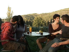 Две молодые пары занимаются свинг сексом во время отдыха в горах