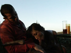 Две молодые пары занимаются свинг сексом во время отдыха в горах