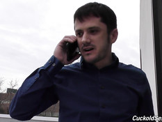 Бойфренд посмотрел как его подружку блондинку оттрахал лысый негр