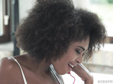 Кудрявая мулатка мастурбирует клитор и ебётся с белым мужиком в анал