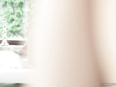 Кудрявая мулатка мастурбирует клитор и ебётся с белым мужиком в анал