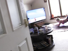 Сиськастая блондинка отвлеклась от гимнастики и трахнулась с парнем