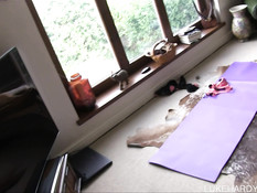 Сиськастая блондинка отвлеклась от гимнастики и трахнулась с парнем