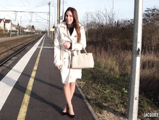 Симпатичная шатенка делает негру минет и даёт оттрахать себя в анал