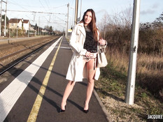 Симпатичная шатенка делает негру минет и даёт оттрахать себя в анал