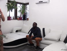 Симпатичная шатенка делает негру минет и даёт оттрахать себя в анал