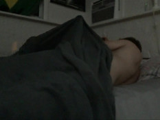 Юная блондиночка стянула с мужика одеяло и отсосала спящему член