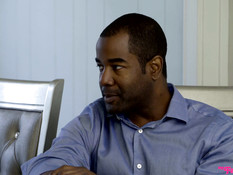 Развратная рыжая девчонка трахается с пожилым мужчиной на столе