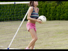 Грудастая девка отсасывает член и ебётся в анал на футбольном поле