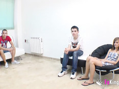 Две худые испанские девчонки занимаются свинг сексом с двумя парнями