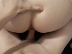 Пышногрудая любительница трахается со своим бойфрендом в позе раком