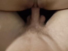 Пышногрудая любительница трахается со своим бойфрендом в позе раком