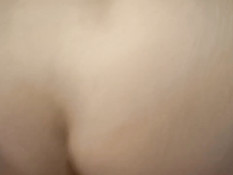 Пышногрудая любительница трахается со своим бойфрендом в позе раком