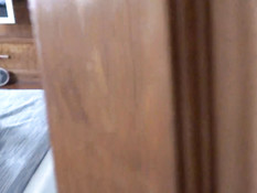 Стянула одеяло со спящего парня и начала дрочить его вялый член