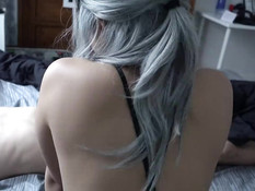 Стянула одеяло со спящего парня и начала дрочить его вялый член