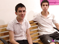 Девушки устроили парням секс шоу и потрахались с ними на матрасе