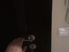 Бесстыжая блондинка зашла в комнату и села на возбуждённый хуй парня