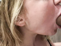 Кудрявая молодая горничная на кухне оттрахана в киску и тугой анус