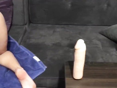 Блондиночка отодрала себя вибратором в анус и дала мужику в анал