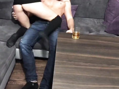 Блондинка пришла в гости к парню без трусов и получила член в анус