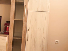 Кудрявая блондинка в чёрном платье оттрахана в анус и залита спермой