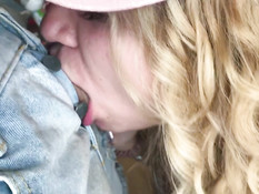 Юная блондинка расстегнула ширинку и сделала минет своему приятелю