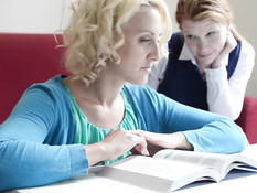 Две молодые влюблённые блондинки занимались лесби сексом на диване