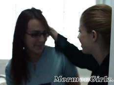 Блондинка с хвостиком в ванне занимается лесби сексом с шатенкой