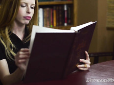 Молодая сиськастая блондинка нашла в столе фаллос и испытала на себе