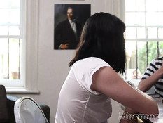 Две юные лесбияночки целовались и трахались на полу в позе ножницы