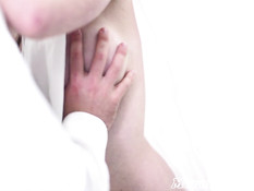 Девчонка мастурбирует свою бритую письку и дрочит член у очкарика