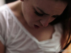 Молодые подружки мормонки занимаются лесбийским сексом на диване