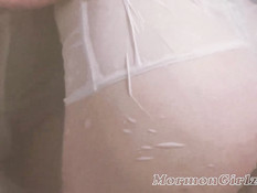 Две молодые лесбиянки страстно целовались и отлизывали клитор в душе