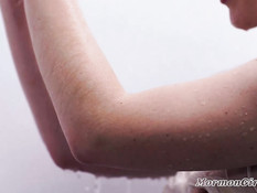 Юная блондинка принимает душ и руками мастурбирует бритую пиздёнку