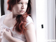 Рыжая девушка раздевается догола и руками теребит волосатую писю