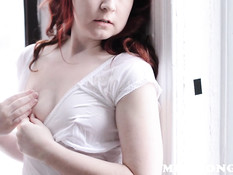 Рыжая девушка раздевается догола и руками теребит волосатую писю